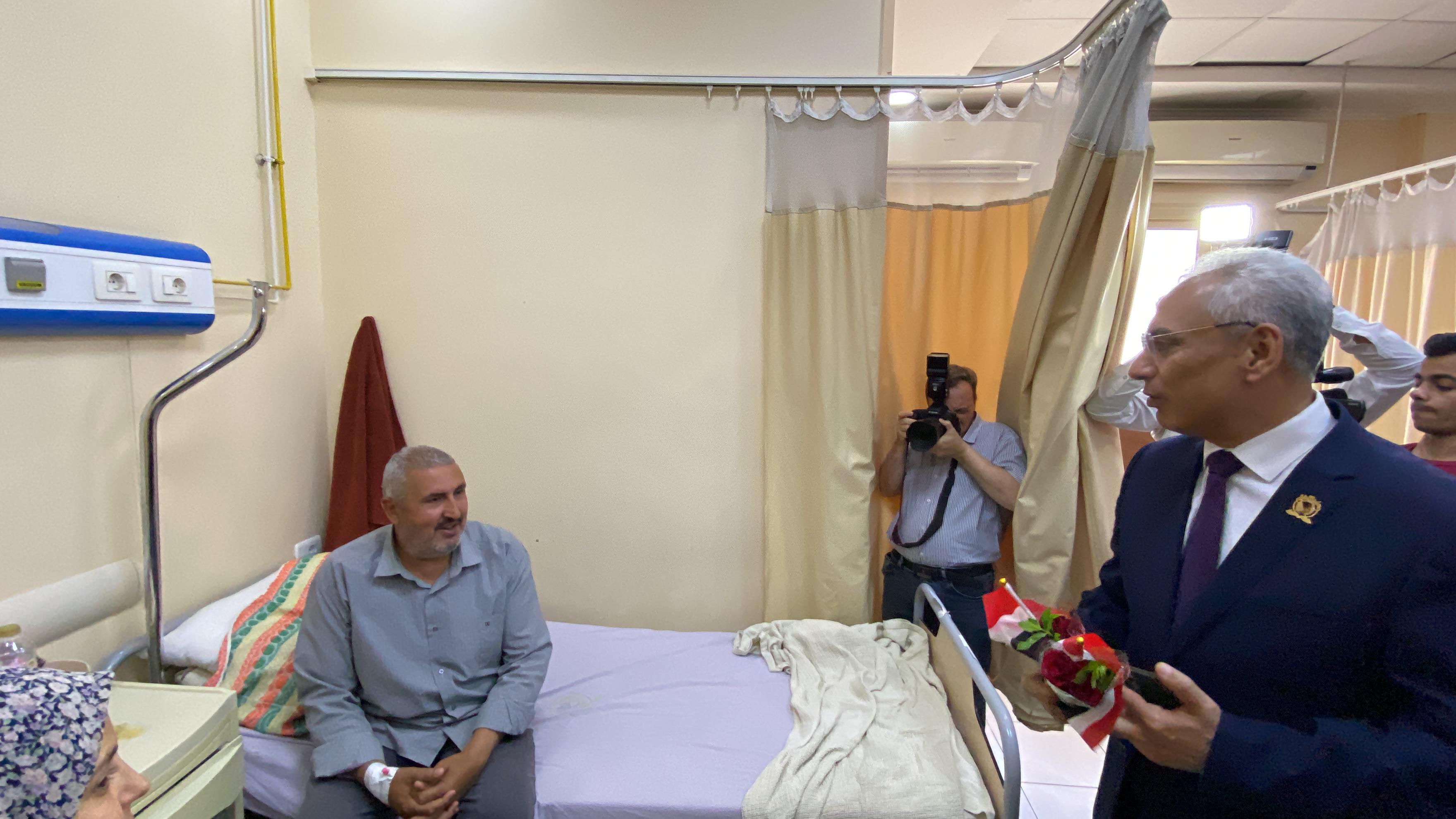 مستشفيات الجامعة بالمنيا تستقبل الدفعة الأولى من مصابى غزة
