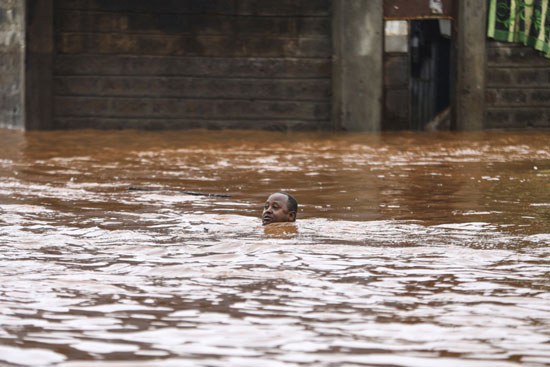 رجل مغمور في مياه الفيضانات
