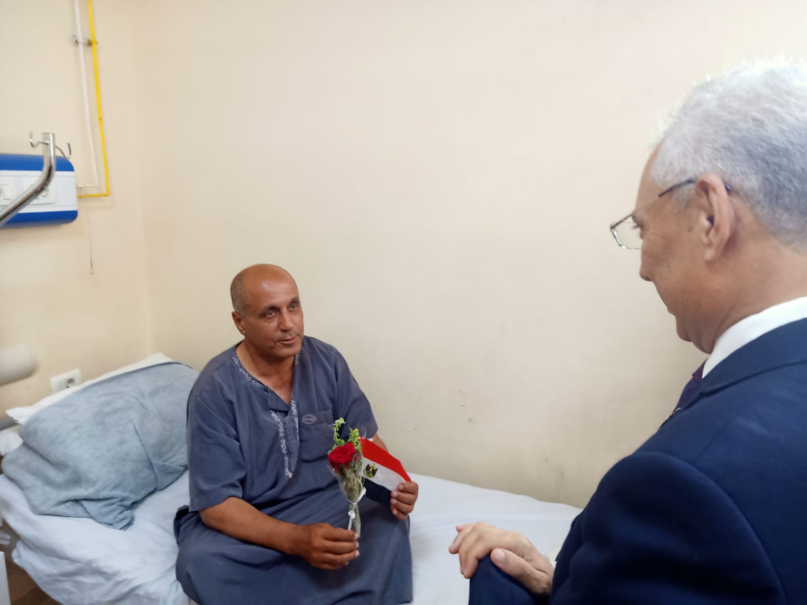 الدكتور عصام فرحات يتحدث مع أحد المرضى