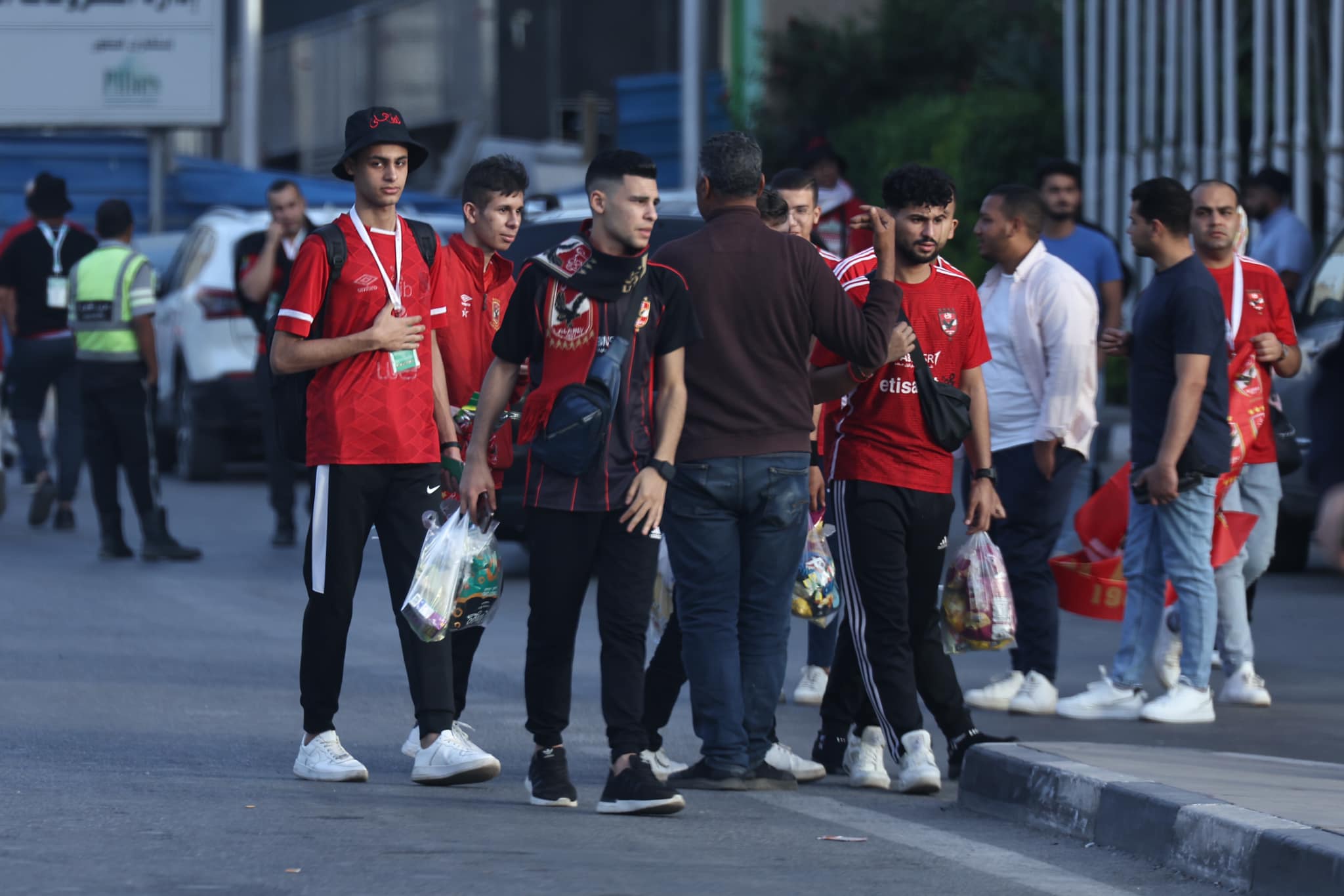 جمهور الأهلي في الطريق لأستاد القاهرة لحضور مباراة مازيمبي  (6)