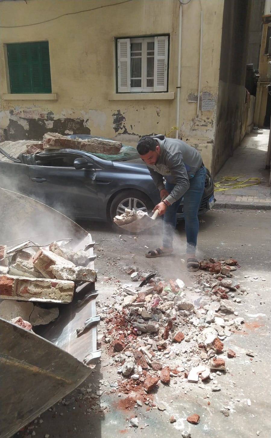 تحطم سيارتين في إنهيار شرفة عقار في الإسكندرية