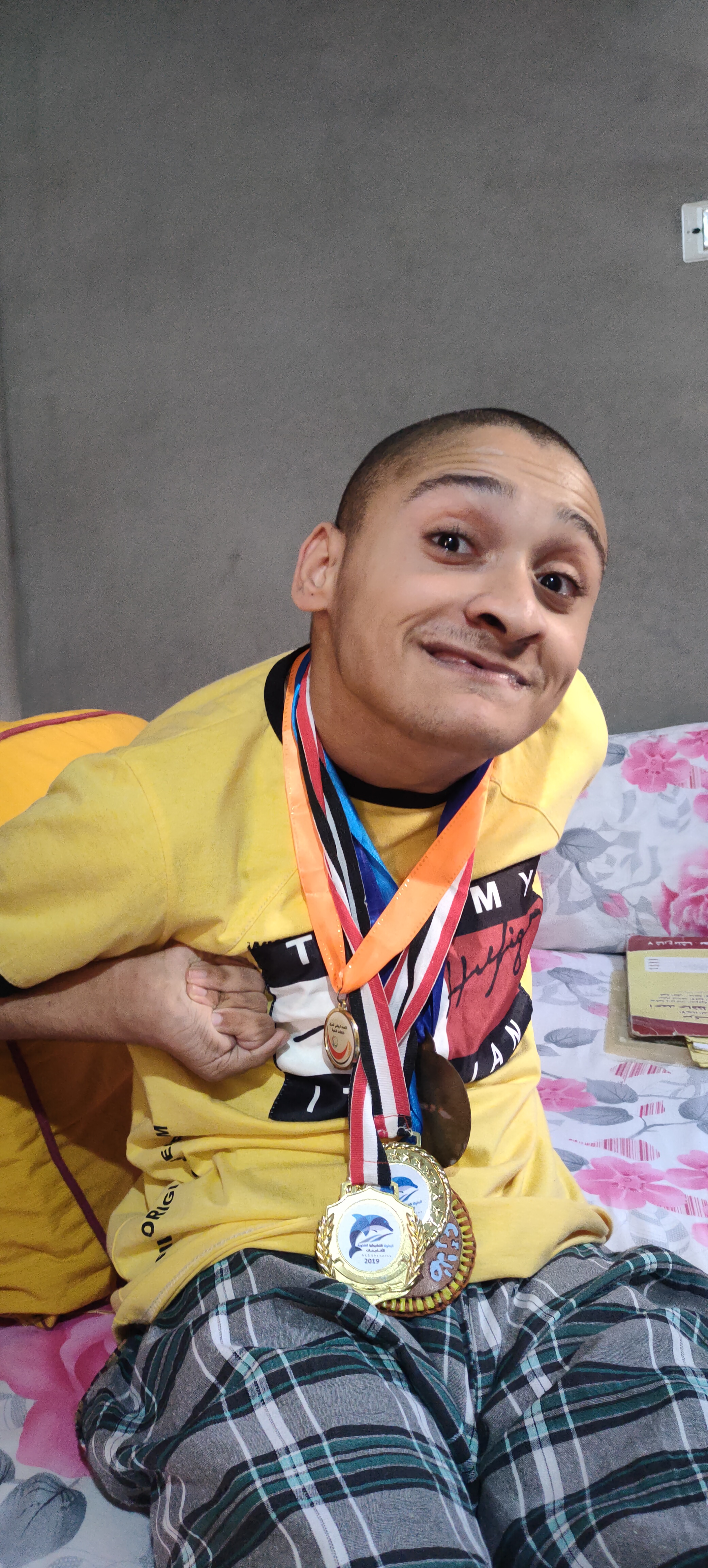 أحمد جمال يرتدي ميداليات