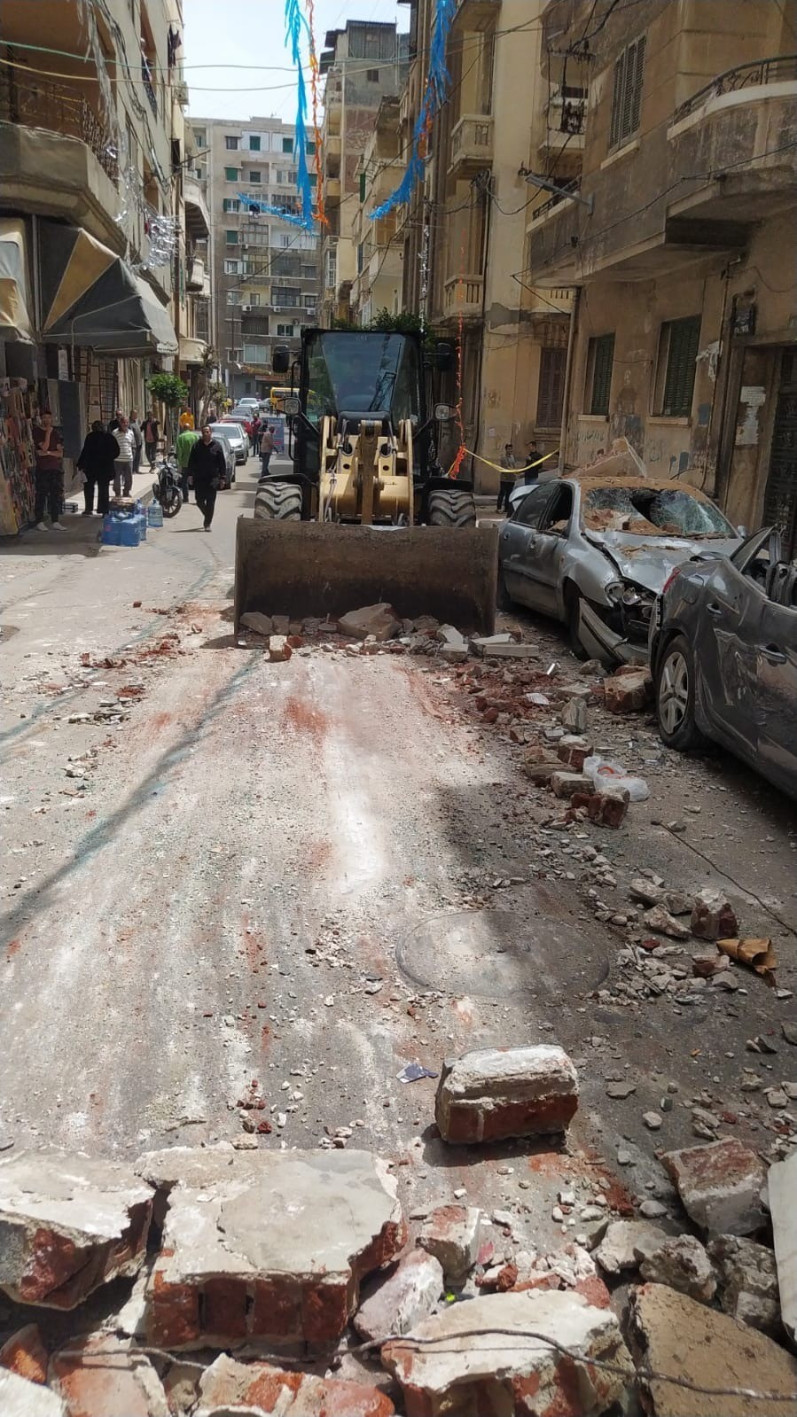 انهيار شرفة عقار قديم في الإسكندرية علي سيارتين