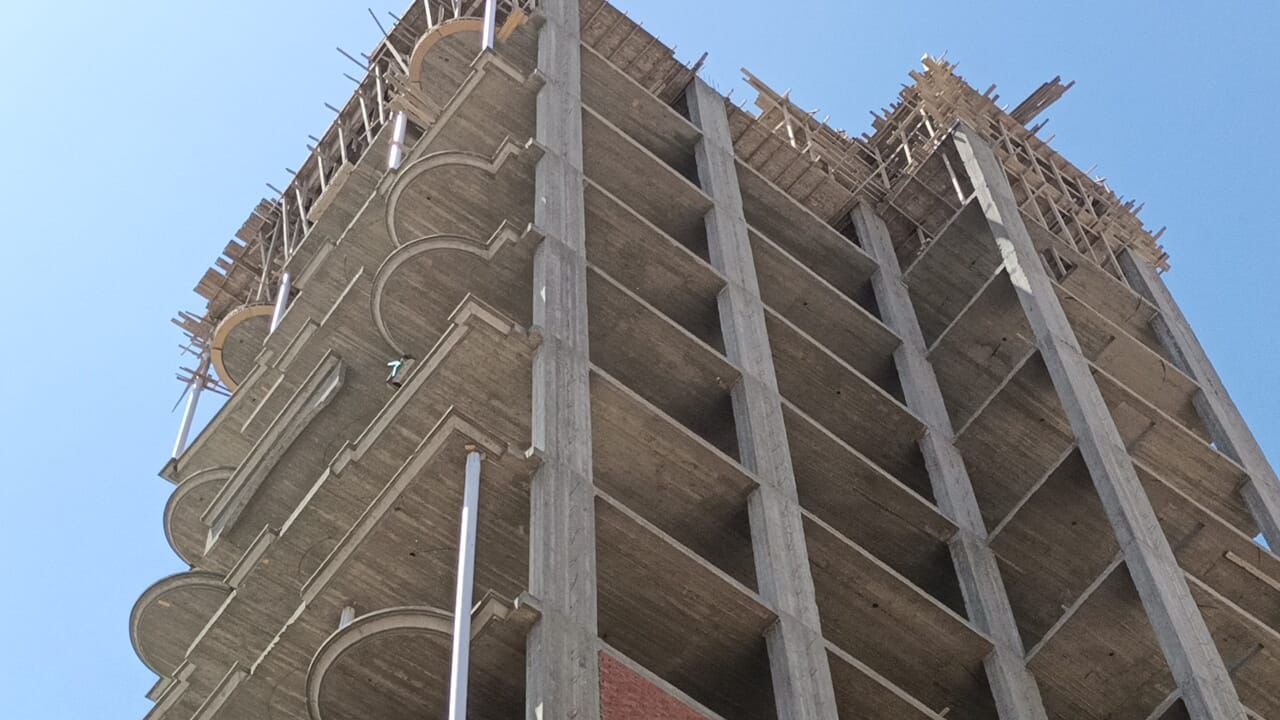 ازالة برج سكنى مخالف بمدينة دسوق