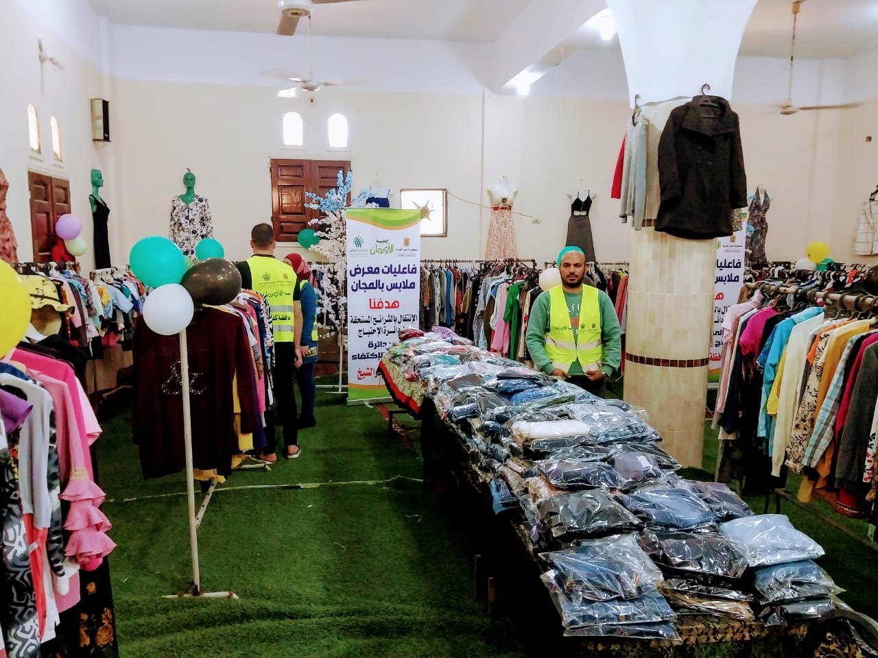توزيع 3600 قطعة ملابس على 360 أسرة مجانا بقرى بيلا بكفر الشيخ