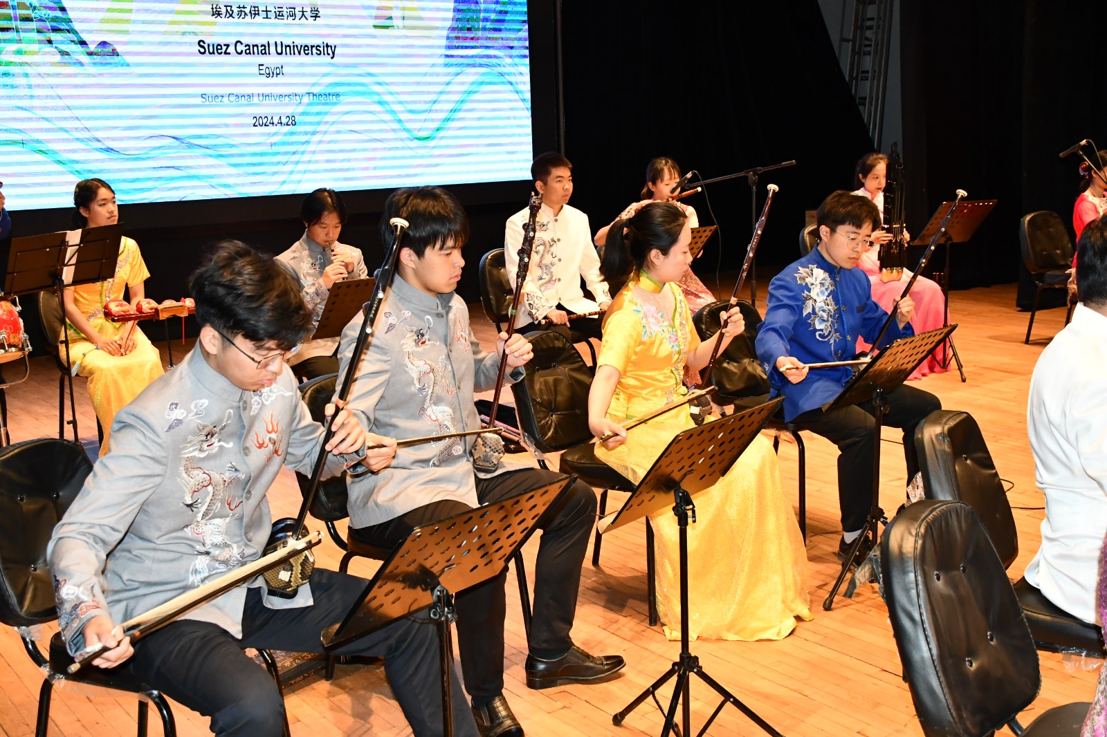 فقرات غنائية متنوعة للفرقة الموسيقية لجامعة نانجينغ (7)