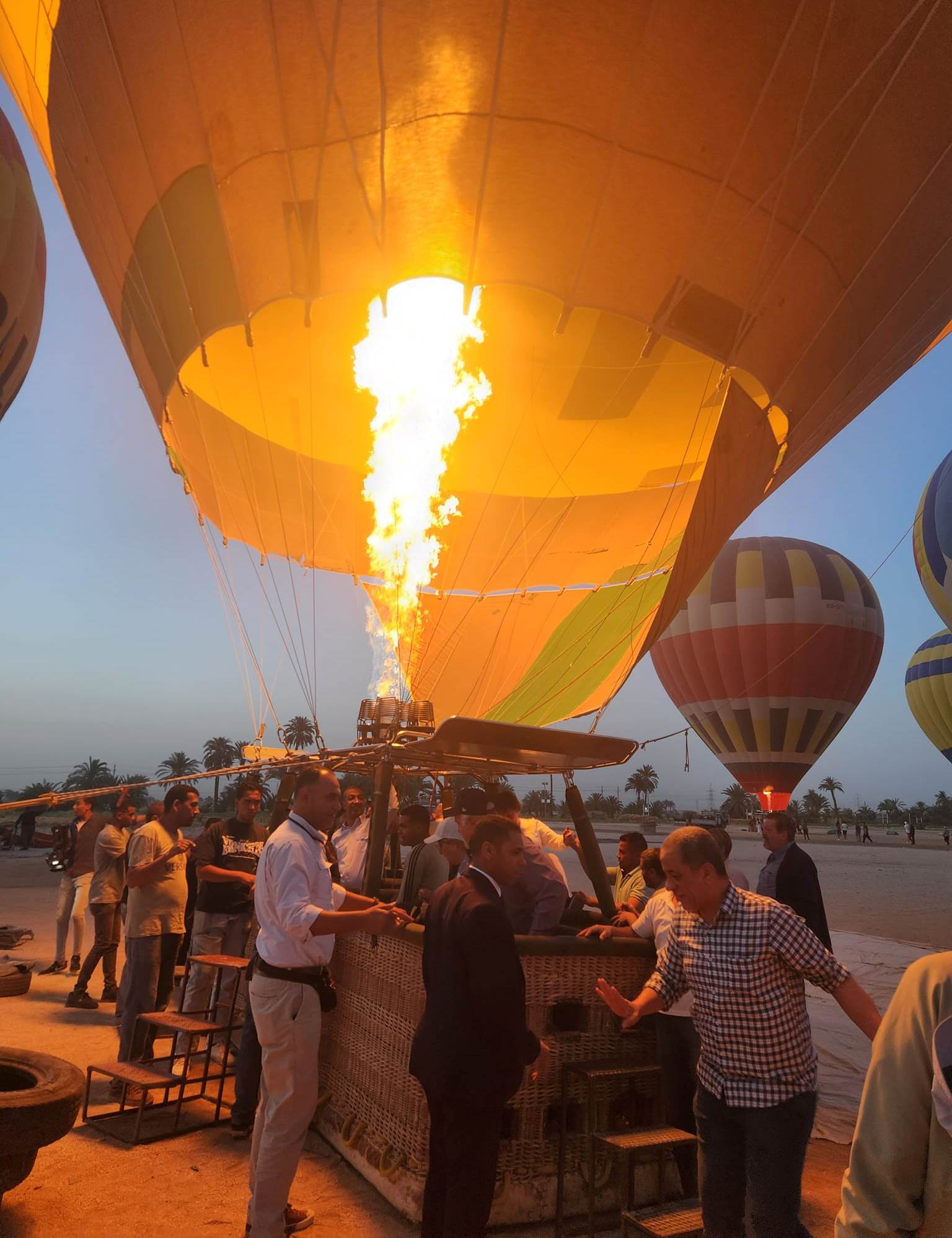 الشركات تجهز البالونات للسياح للخروج فى السماء