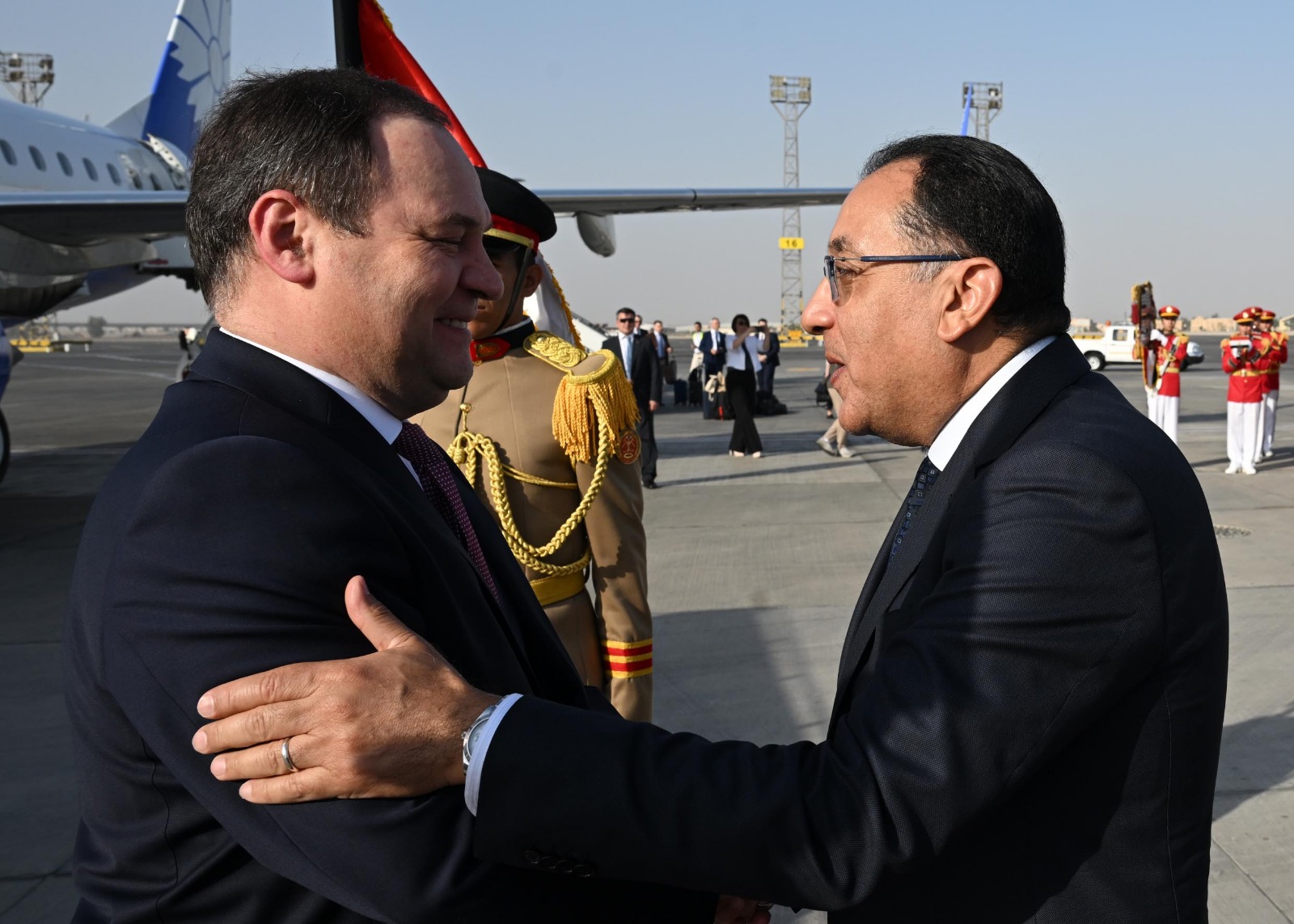 رئيس الوزراء يستقبل نظيره البيلاروسي بمطار القاهرة (2)