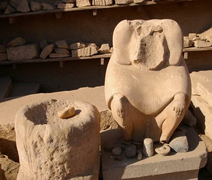 القطع المكتشفة فى معبد مونتو بالطود