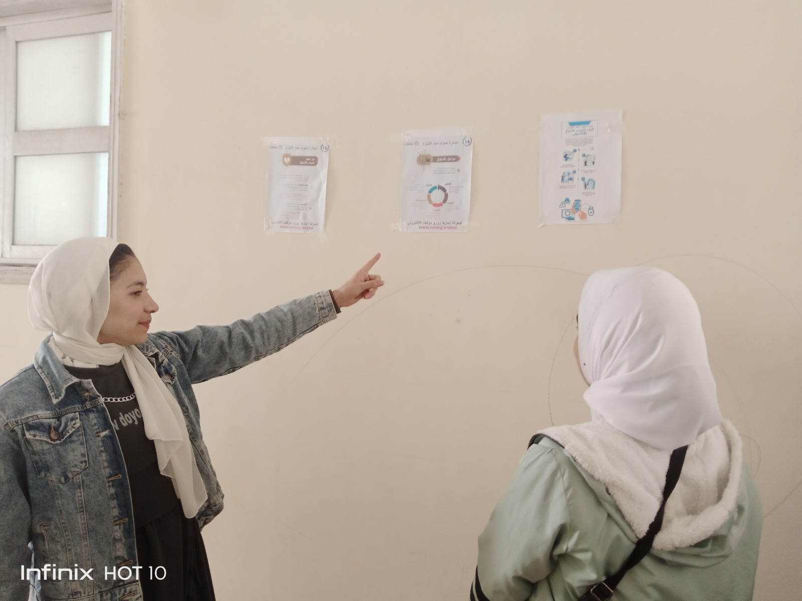 وضع ملصقات المبادرة على جدران المدارس