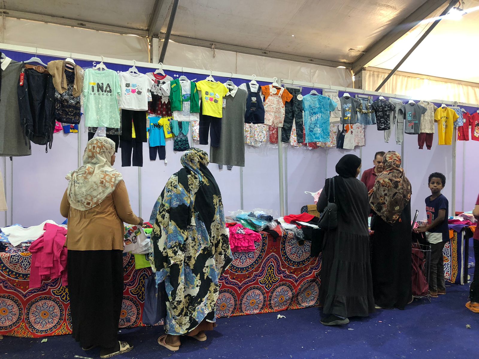 اقبال المواطنين على ملابس العيد اقبال المواطنين على ملابس العيد