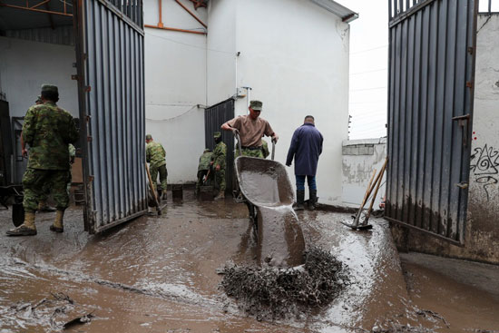 جنود إكوادوريون يساعدون في عملية التنظيف بعد الفيضانات (2)
