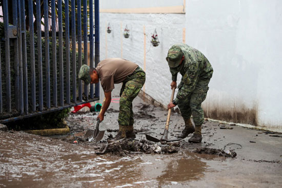 جنود إكوادوريون يساعدون في عملية التنظيف بعد الفيضانات (1)