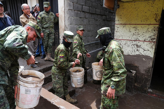جنود إكوادوريون يساعدون في عملية التنظيف بعد الفيضانات (3)