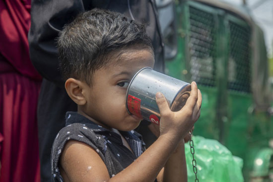 طفل يشرب الماء