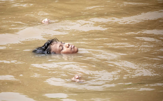 رجل يسبح للحد من درجات الحرارة