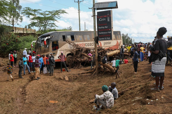 دمار كبير نتيجة انهيار سد كيجابي في كينيا