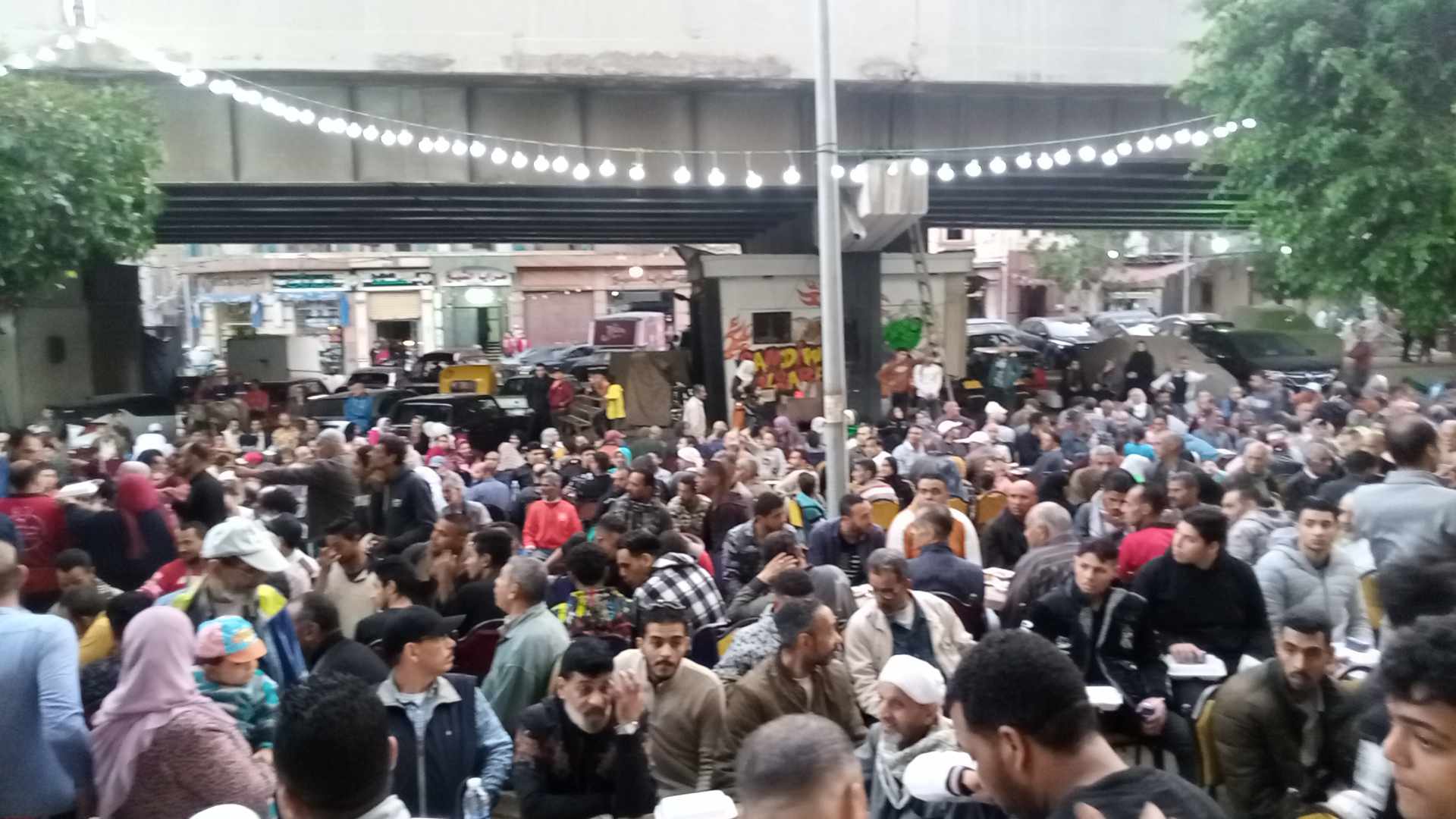 اعداد كبيرة في افطار المطرب أحمد شيبة بالإسكندرية