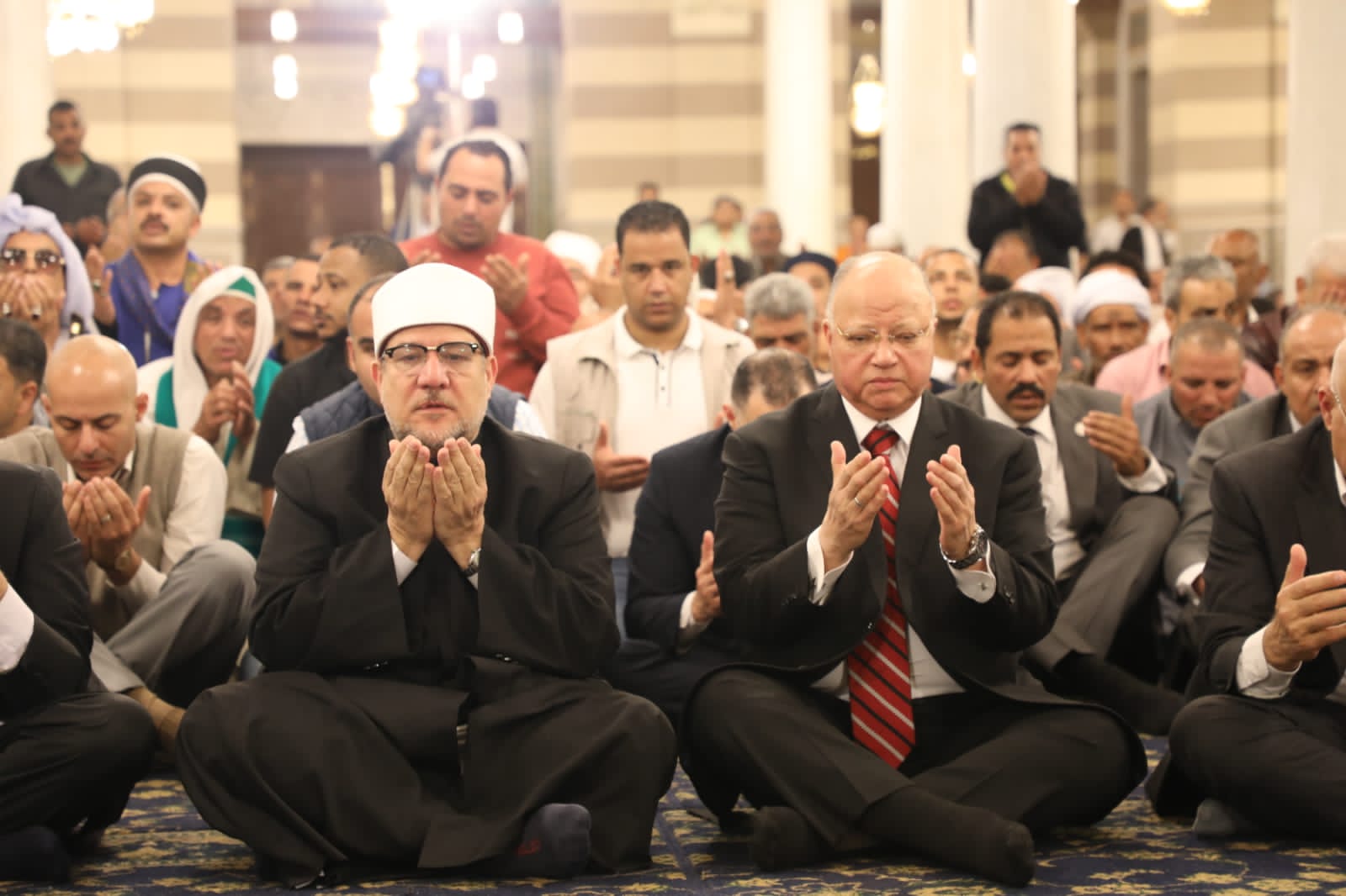 محافظ القاهرة بصلاة الجمعة