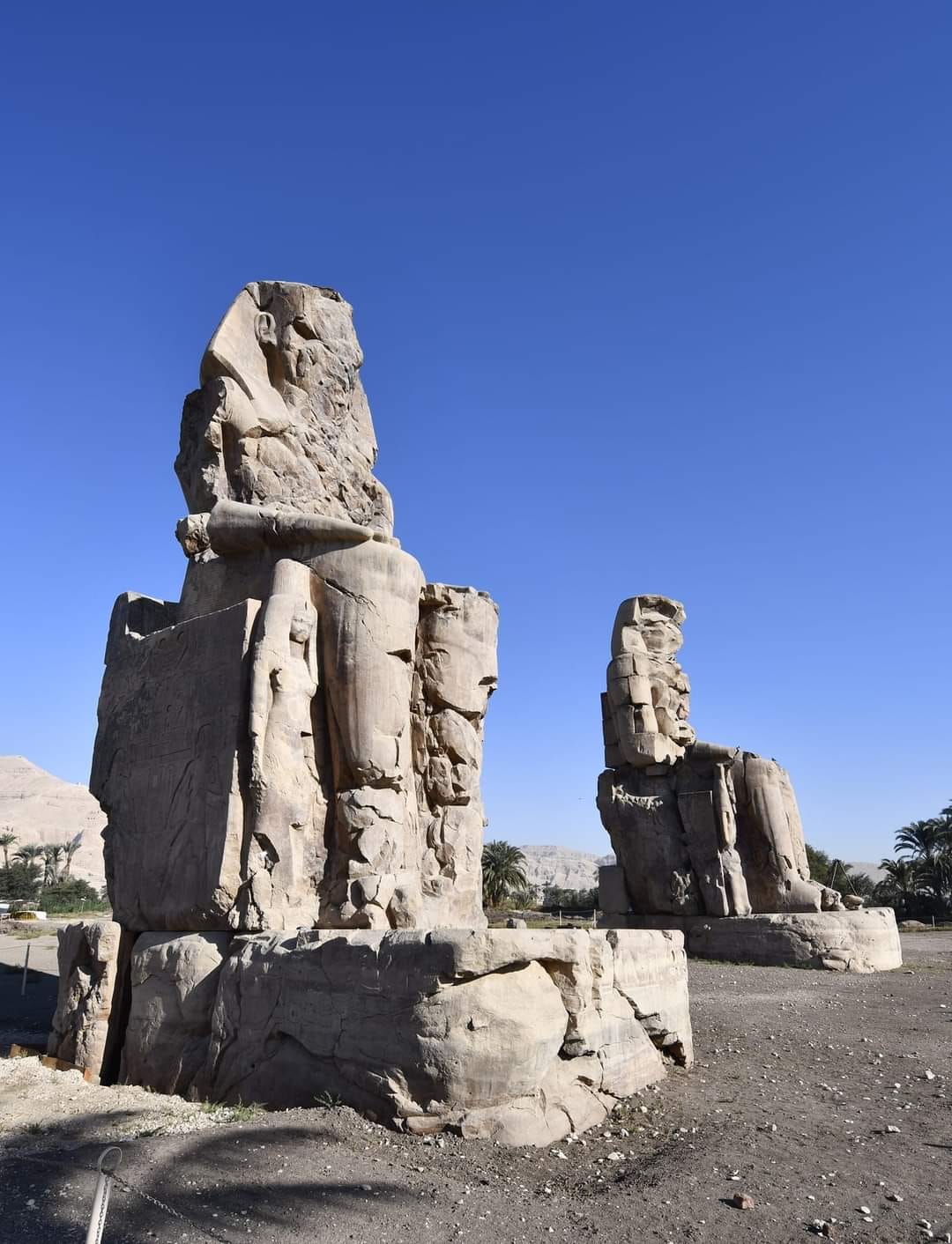 التمثالين بناهما المهندس الفرعونى أمنحتب بن حابو