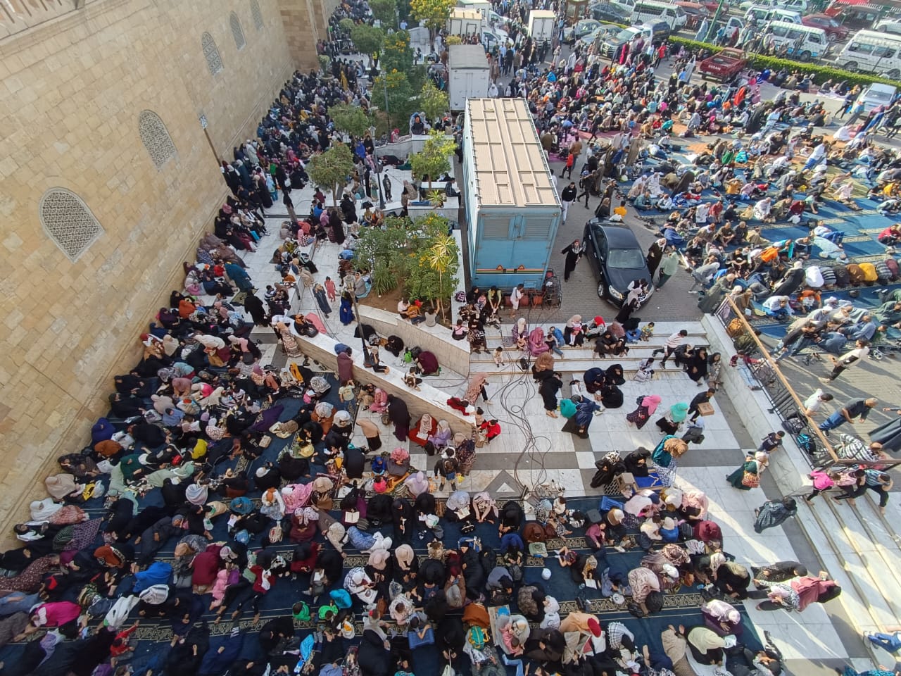 توافد الآلاف المصلين على الجامع الأزهر