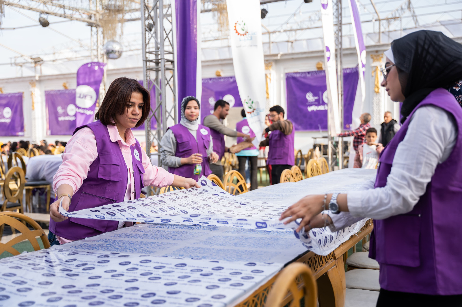 موظفو المصرية للاتصالات يعدون مائدة إفطار للأطفال الأيتام