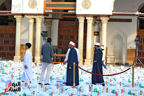 نظم الجامع الأزهر أكبر مائدة إفطارلضيوف الرحمن تضم 5 آلاف وجبة.