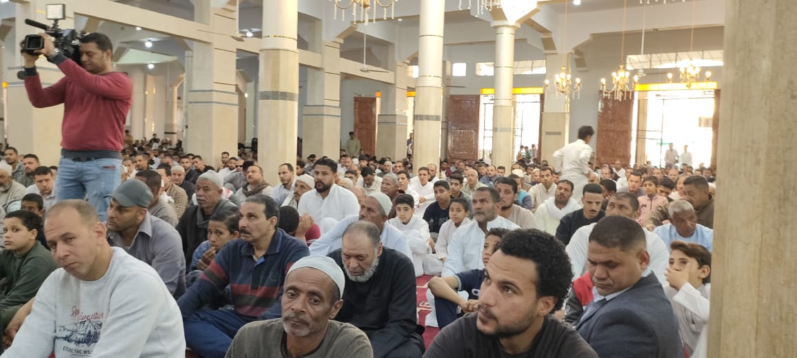 الحضور خلال افتتاح المسجد