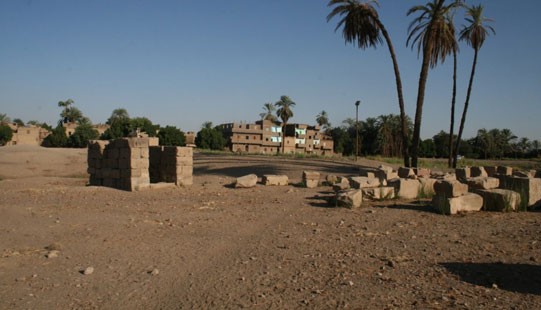 بقايا معبد مونتو فى منطقة المدامود