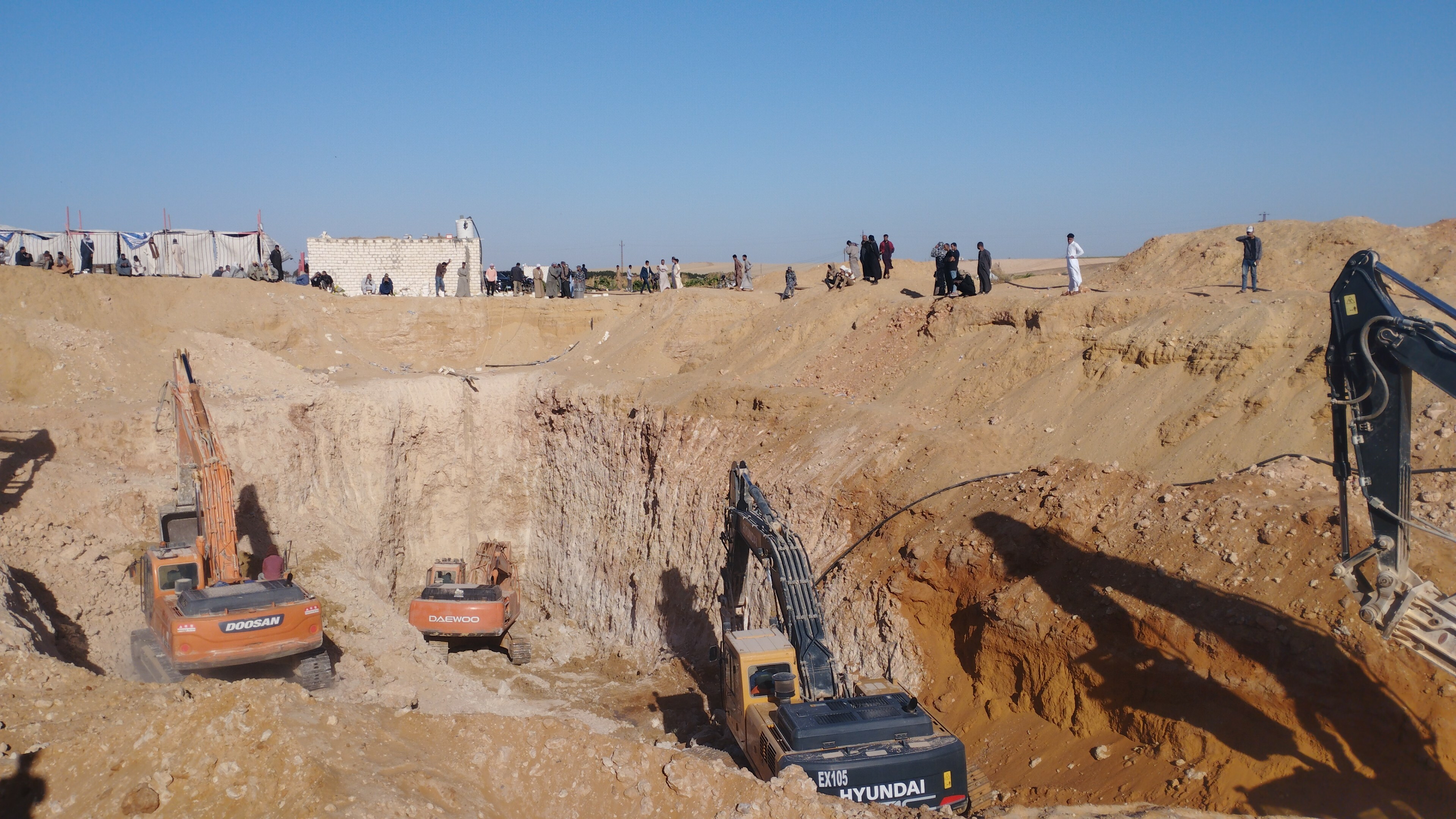 أعمال الحفر لاستخراج طه ريان المنيا (3)