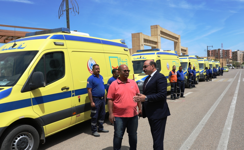 وصول سيارات إسعاف جديدة لتوزع على قرى حياة كريمة بأسوان (1)