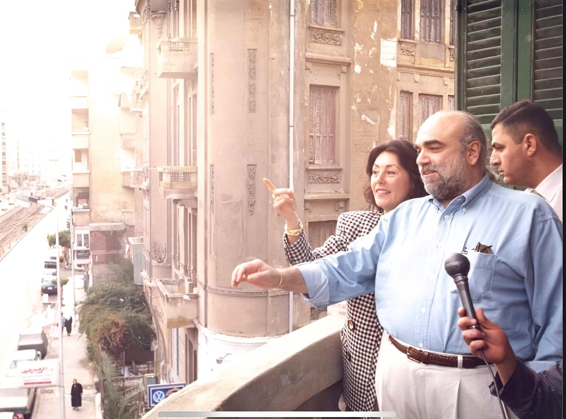 الفنان دينسس روسس اثناء زيارته للازاريطة بالإسكندرية