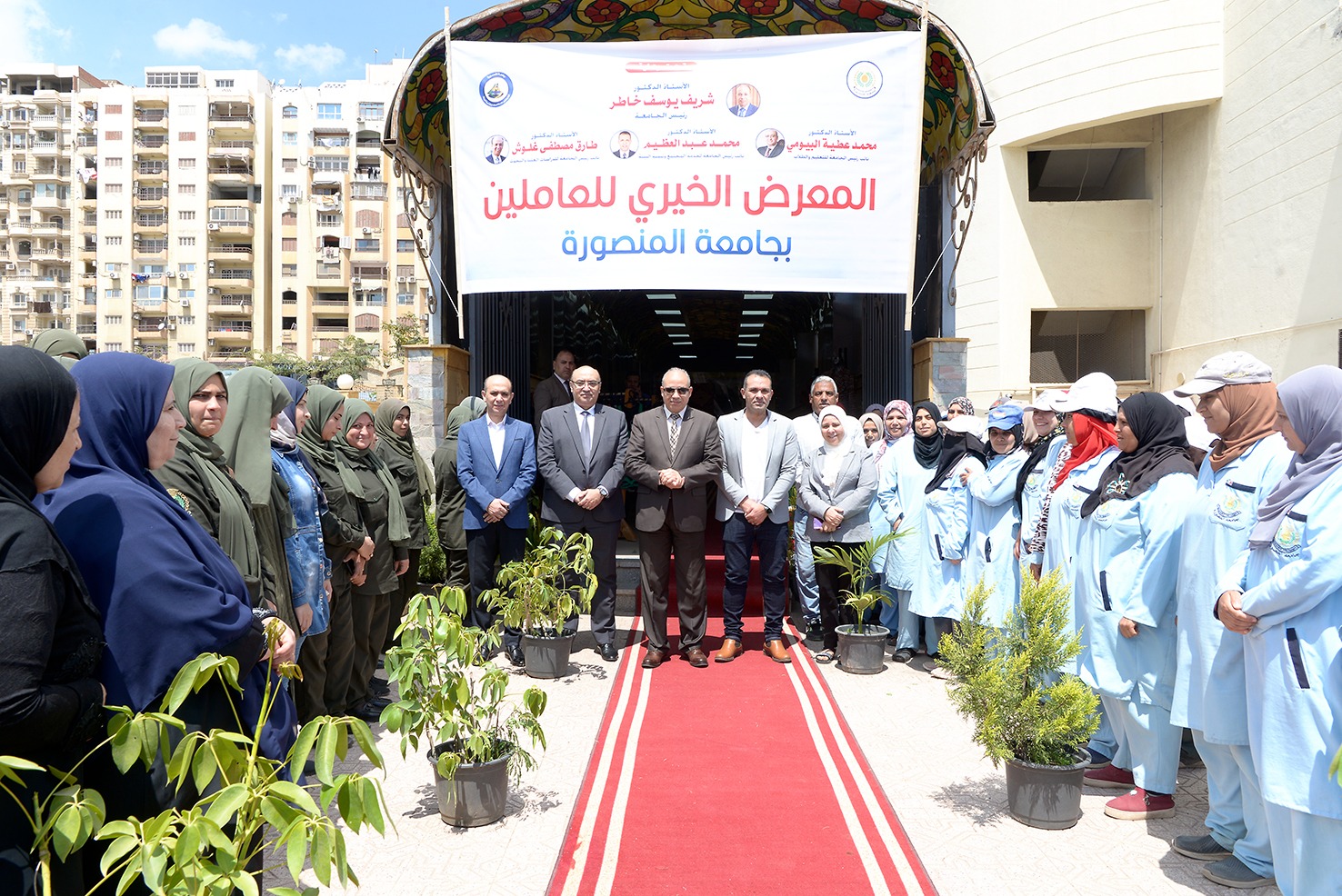 افتتاح المعرض الخيري في جامعة المنصورة