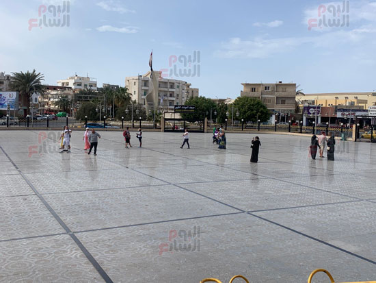 السياح-فى-ساحة-مسجد-الميناء-