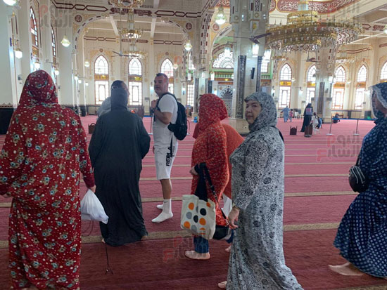 السياح-يرتدن-الاسدالات-داخل-المسجد-