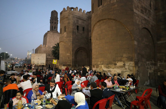 فى رحاب أبواب القاهرة القديمة.. إفطار رمضان أمام بوابة المتولى بحى الجمالية (4)