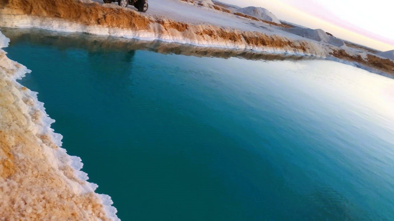 بحيرات الملح مقصد سياحي للسباحة والعلاج