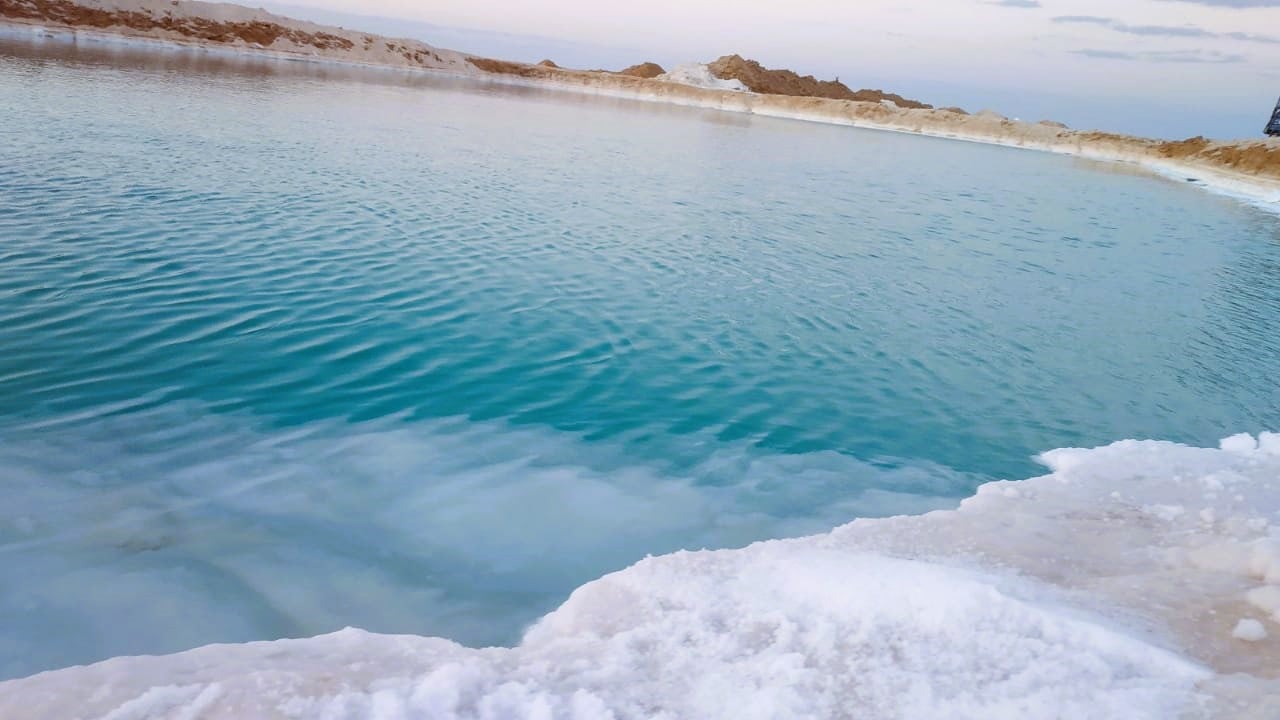تتميز بحيرات الملح في واحة سيوة بالسباحة الامنة