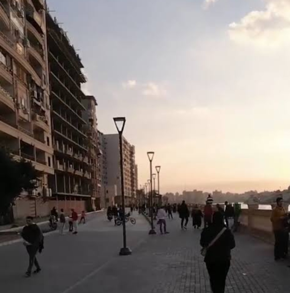 خروج المواطنين علي الممشي السياحي بالمنصورة