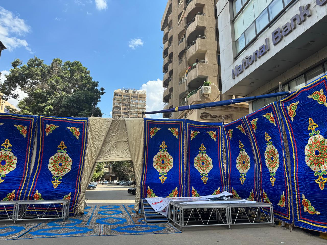 تجهيز ساحة مسجد مصطفى محمود بالدقي استعدادا لصلاة العيد