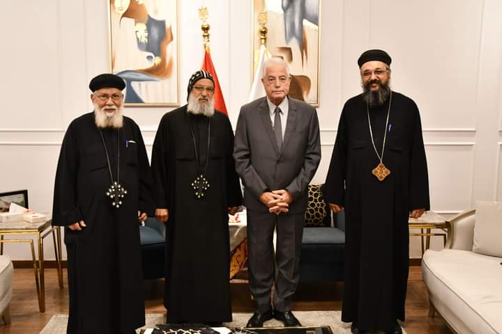 محافظ جنوب سيناء يستقبل وفد من كاتدرائية السمائيين التهنئة (3)
