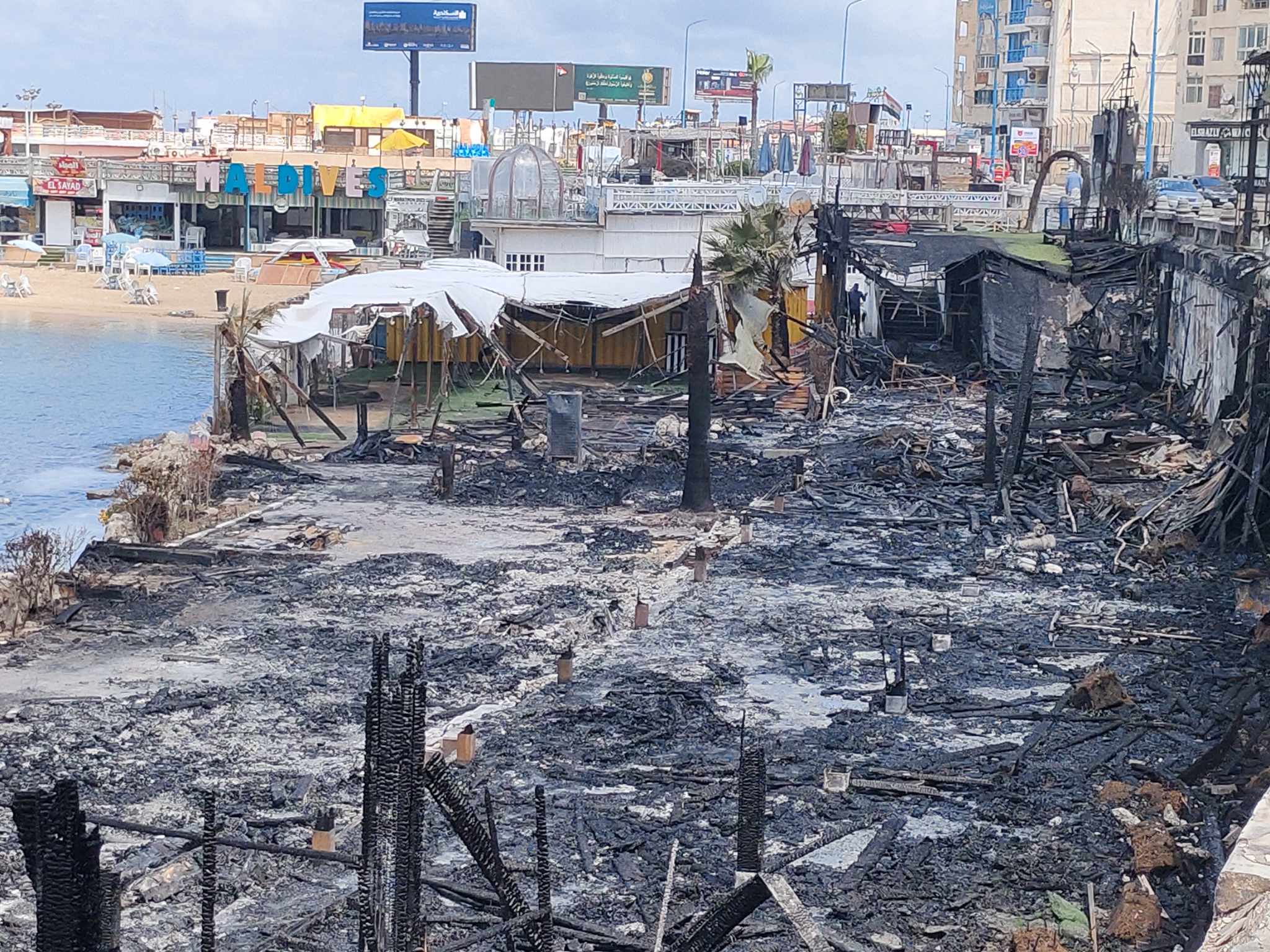 اثار الحريق الذي اندلع في نقابة الصيادلة بالاسكندرية