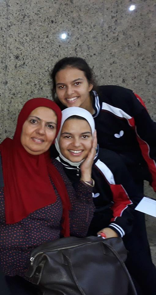 مروة الهضيبى وشقيقتها مريم مع والدتهما