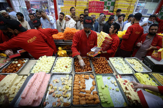 بائع الحلويات  فى اسواق مدينة بشاور