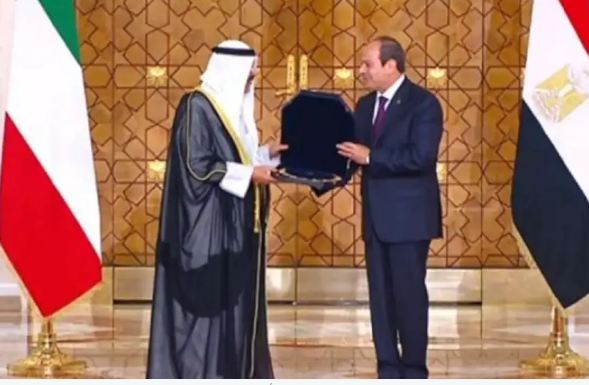 الرئيس السيسى يمنح الشيخ مشعل قلادة النيل