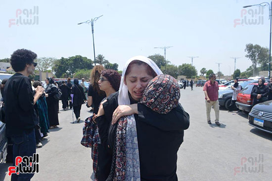 بكاء ريم أحمد في جنازة والدتها
