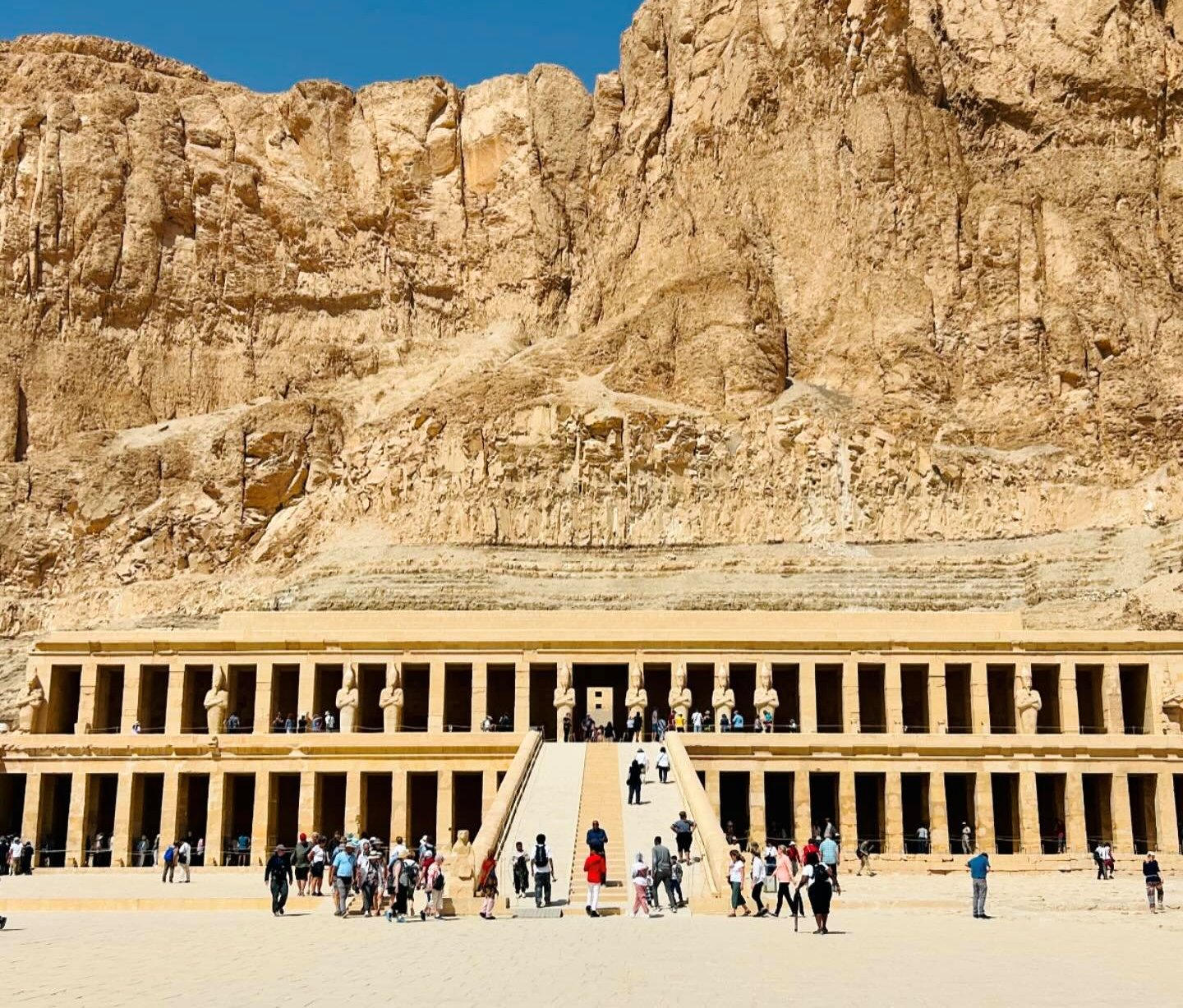 توافد سياحى كبير على معبد الملكة حتشبسوت