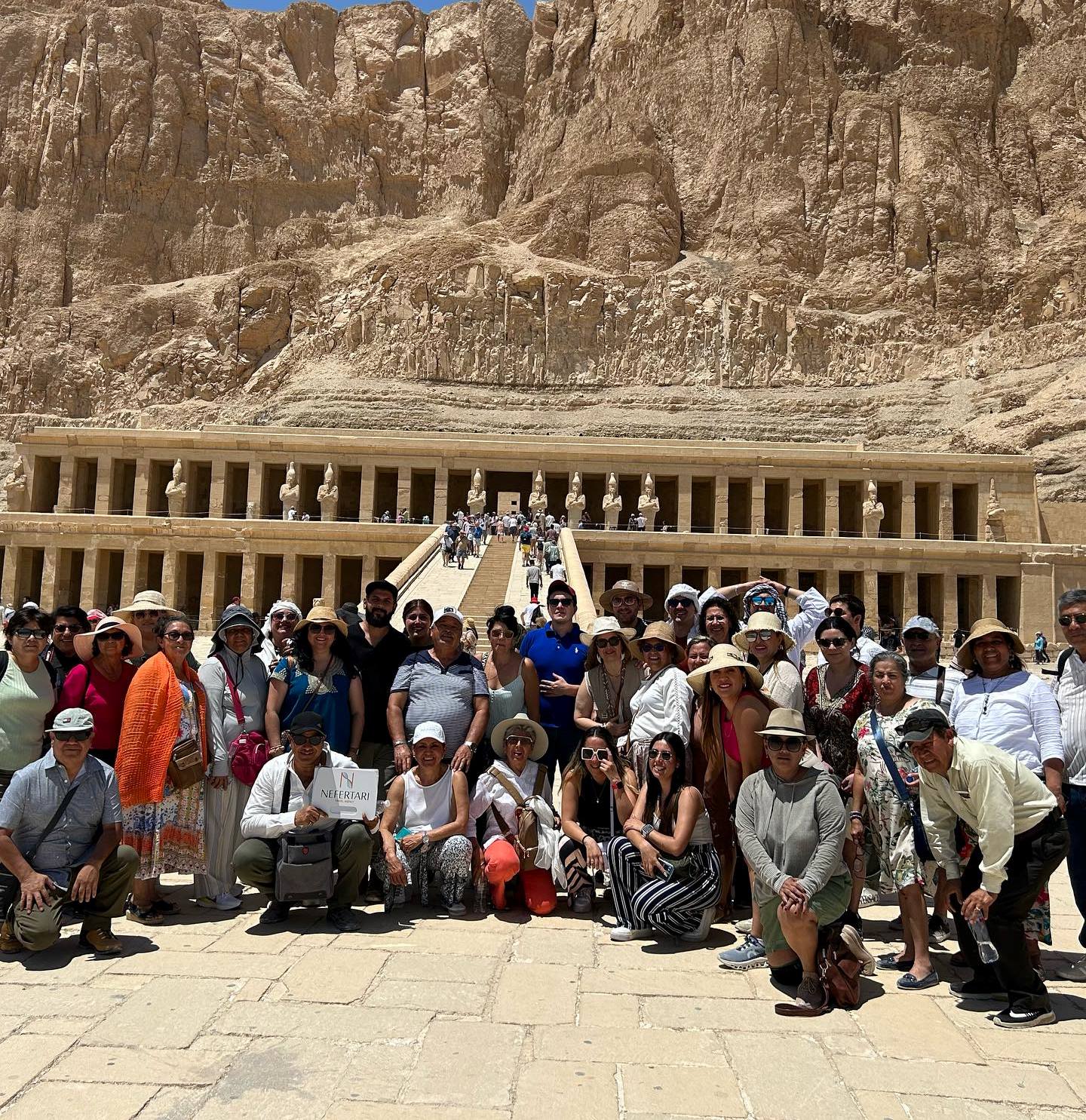 استمتاع السائحين فى معبد الملك حتشبسوت