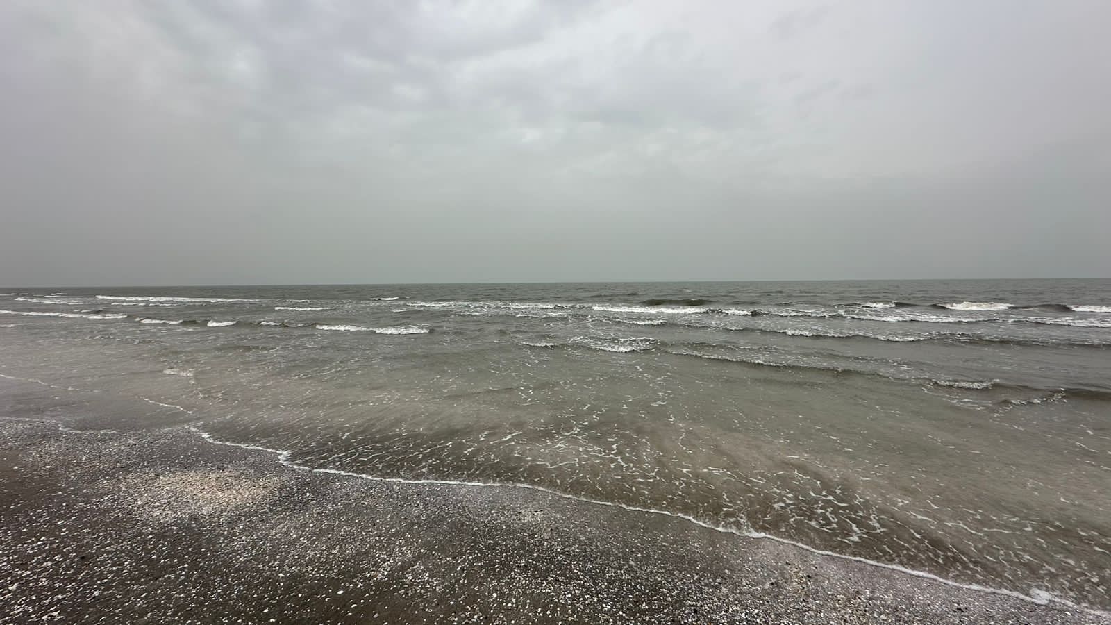 العاصفة الترابية من أمام الشاطئ