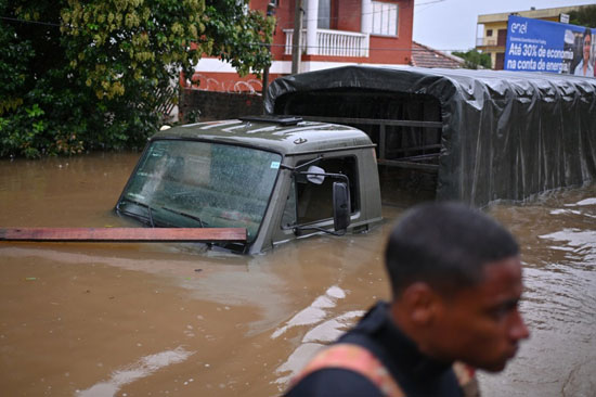 سيارة تسير وسط مياه الفيضانات